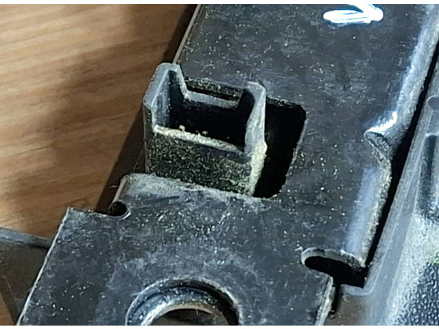 Zámek zadních dveří Volkswagen Caddy 2010