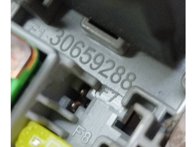 Блок предохранителей 30659288 Volvo S60