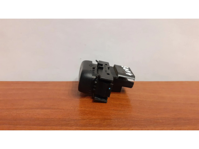 Кнопка крюка в багажнике