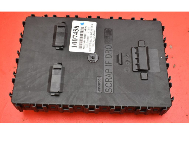 Блок предохранителей HU5T-15604-ECS, HU5T-15604-ECS Ford Ecosport