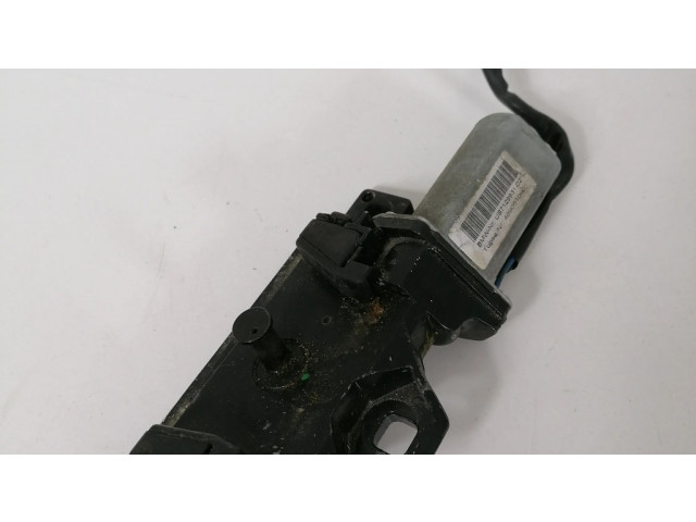 Притягиватель задней крышки