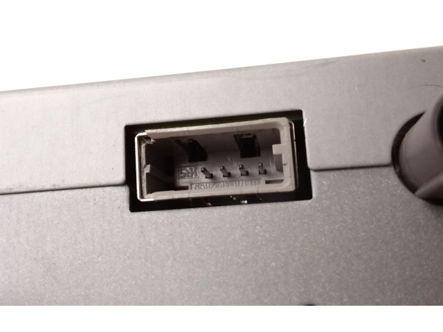 Радио/ проигрыватель CD/DVD / навигация