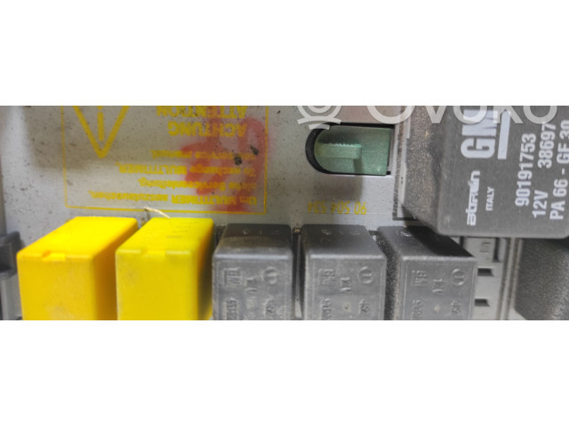   Pojistková skříňka 90504534   Opel Vectra B 1998