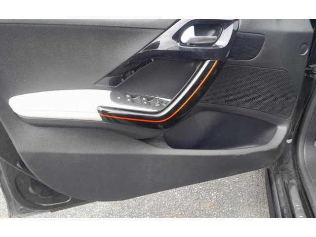 Радио/ проигрыватель CD/DVD / навигация    Peugeot 208    