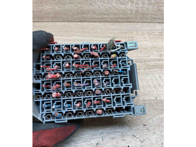 Блок предохранителей  9162439   Volvo V70    