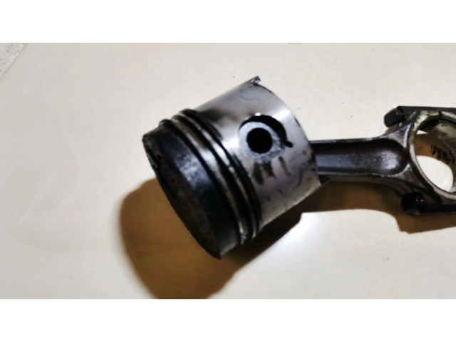 Píst    Hyundai Lantra II  pro naftový motor 1.9  