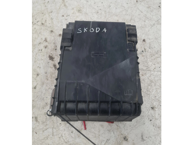 Блок предохранителей  1K0937125D, 1K0937125D   Skoda Octavia Mk2 (1Z)    