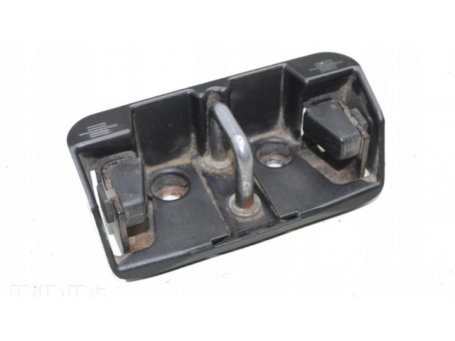 Петля замка багажника