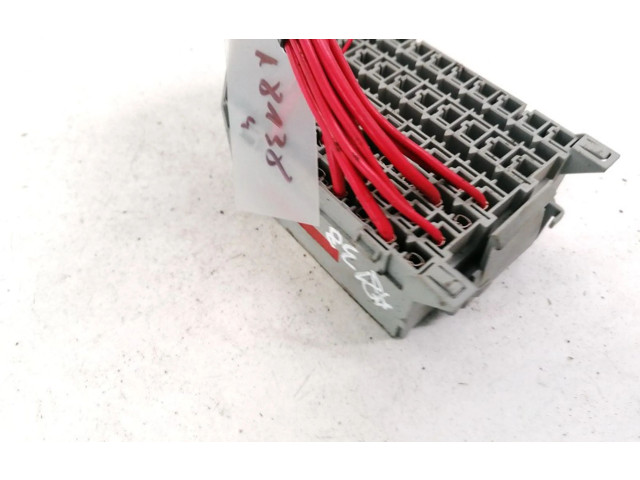 Блок предохранителей  9162439   Volvo V70    