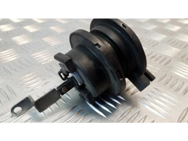 Другая деталь отсека двигателя