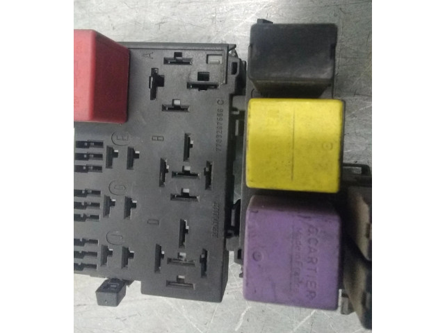 Блок предохранителей 7703297566C Renault Clio II