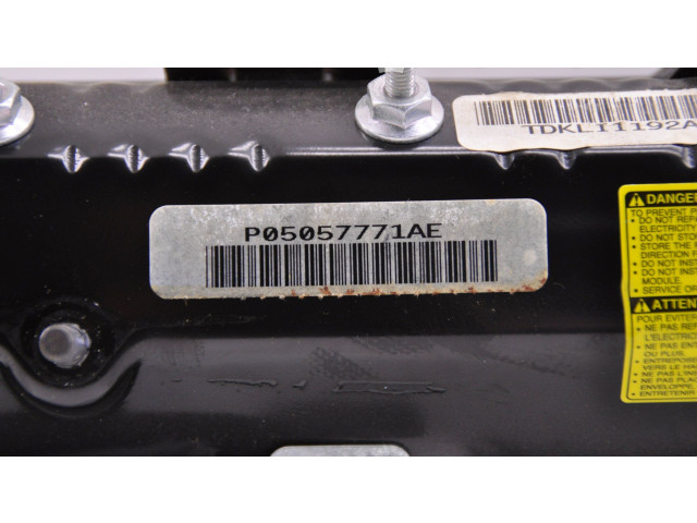 Подушка безопасности для колен P05057771AE, 05057850AH   Chrysler Town & Country V