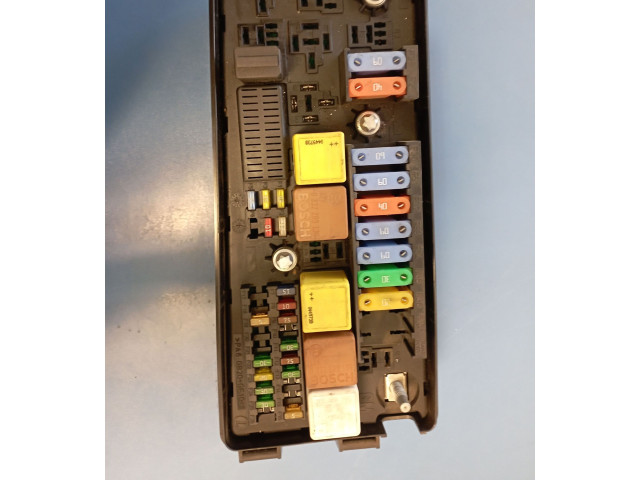 Блок предохранителей 13198102, 00050453 Volvo S60