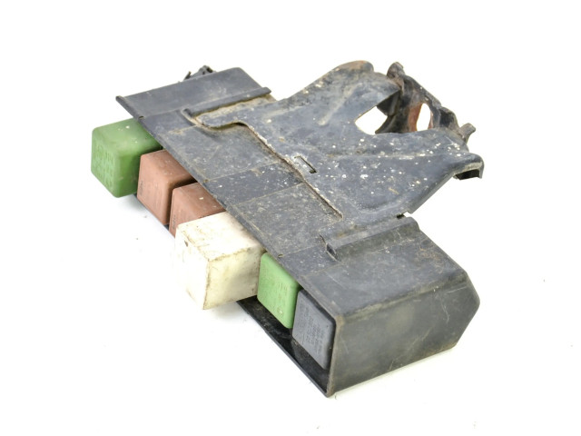 Блок предохранителей 90504296   Chevrolet Vectra    