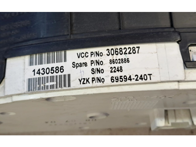 Панель приборов 30682287, 8602886   Volvo V70       