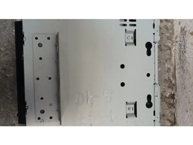 Радио/ проигрыватель CD/DVD / навигация