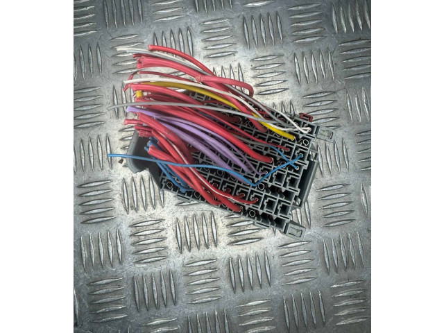 Блок предохранителей  9162439   Volvo S80    