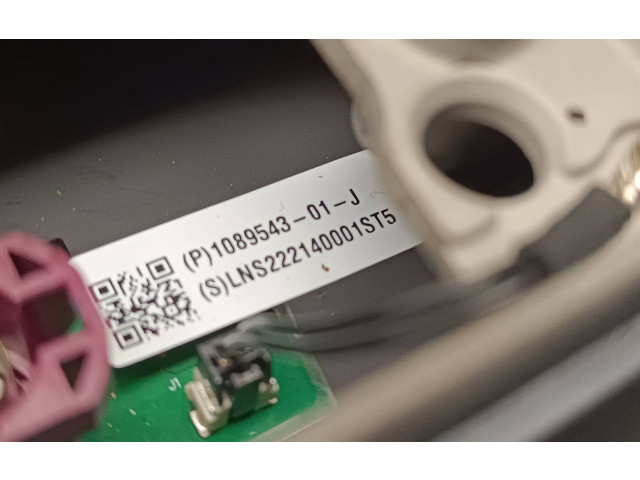 Дисплей    108954301J   Tesla Model 3