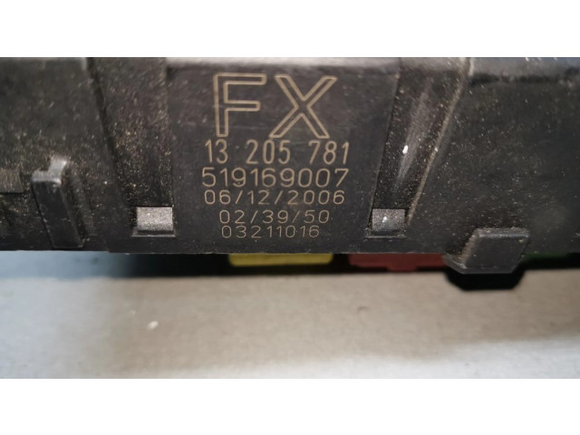 Pojistková skříňka 13205781 Opel Vectra C 2006