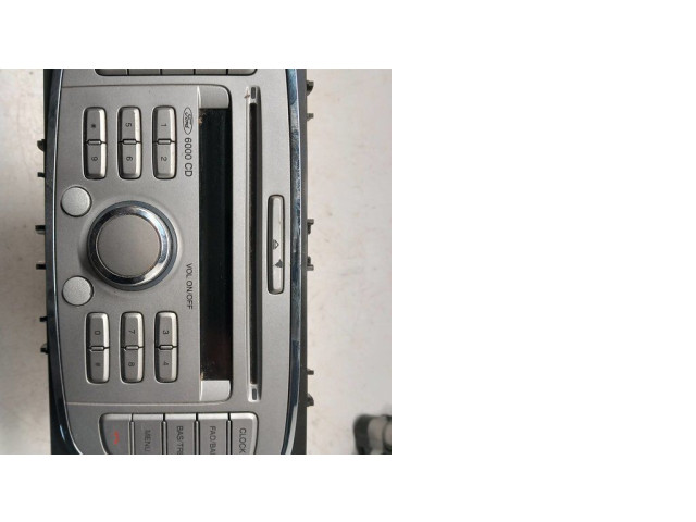 Радио/ проигрыватель CD/DVD / навигация