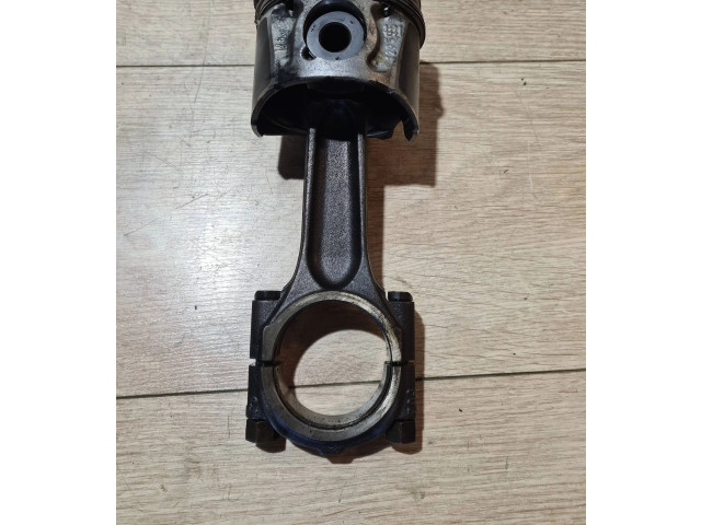 Поршень с шатуном Volvo V70