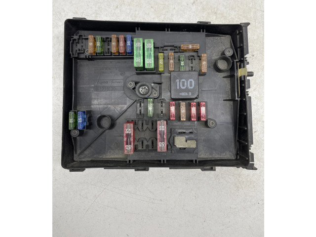 Блок предохранителей 1K0937125D Volkswagen Caddy