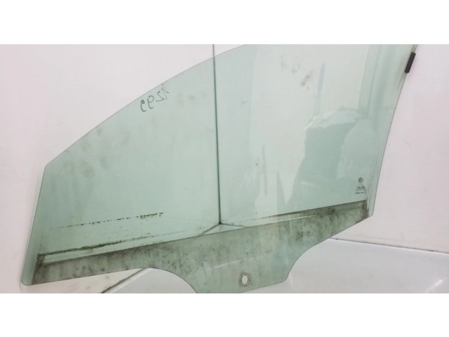 Основное стекло передних дверей (четырехдверного автомобиля)