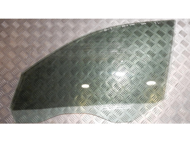 Основное стекло передних дверей (четырехдверного автомобиля)