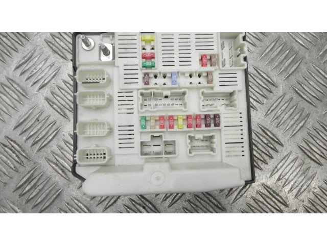 Блок предохранителей  8201044237   Renault Kangoo I    