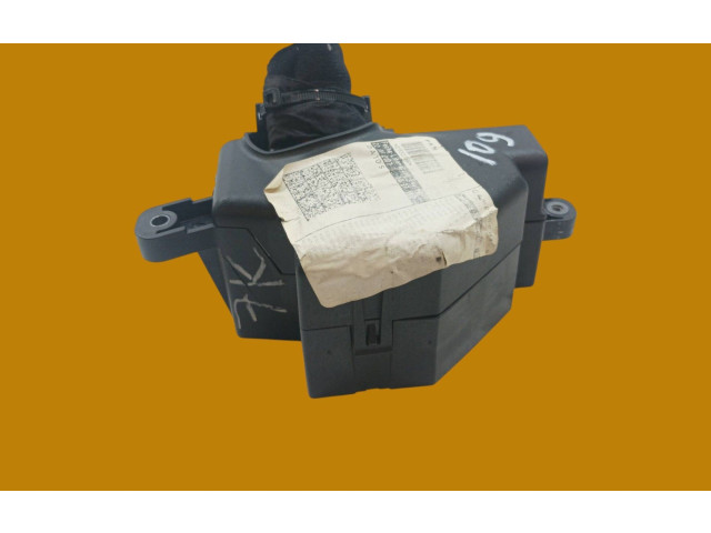 Блок предохранителей  105KM, TDI   Volkswagen Jetta V    