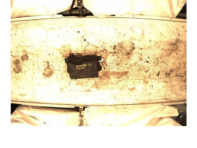   Pojistková skříňka    Mitsubishi Pajero 1990