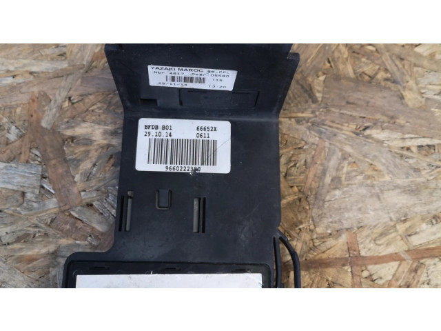 Другая деталь отсека двигателя