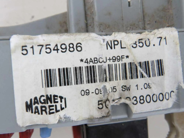 Блок предохранителей  51732919, 51754986   Lancia Musa    