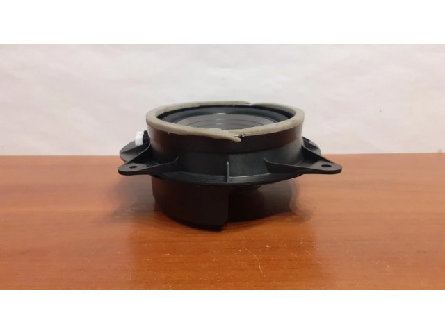 Громкоговоритель (громкоговорители) в передних дверях