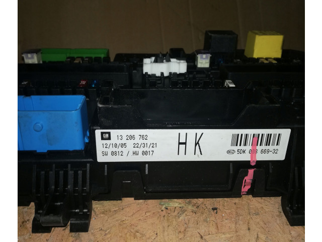 Блок предохранителей 13206762, 5DK00866932 Opel Astra H