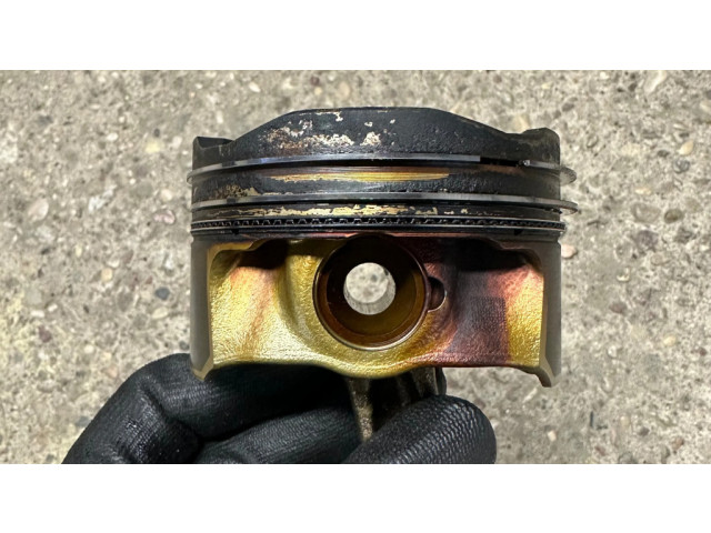 Píst BMW 5 GT F07 pro benzínový motor 3.0