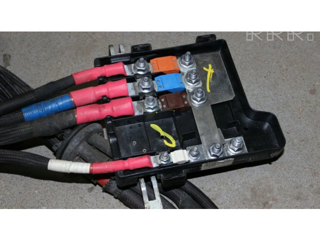 Узел подключения плюсовых проводов