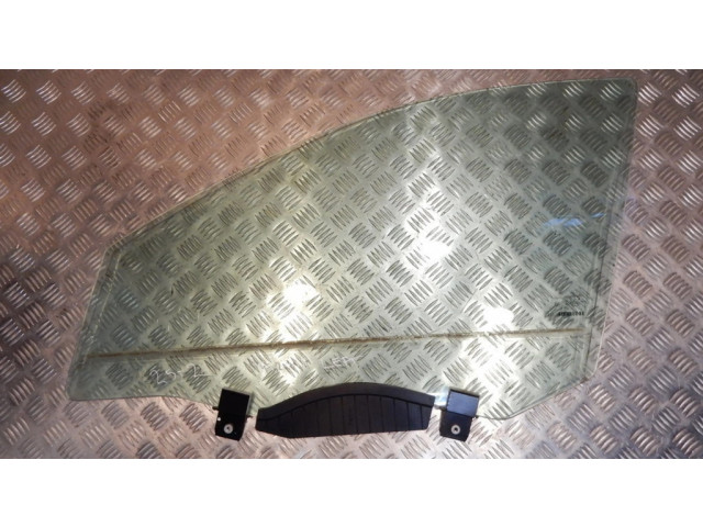 Основное стекло передних дверей (четырехдверного автомобиля)