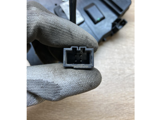 Zámek zadních dveří 2K0827426C Volkswagen Caddy 2004