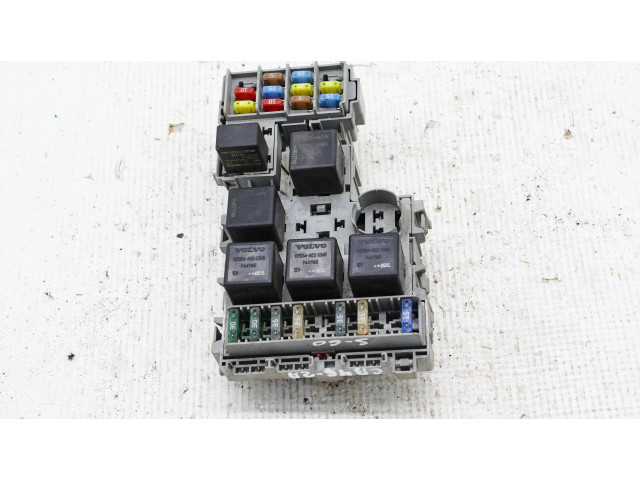 Блок предохранителей  8690698   Volvo V70    