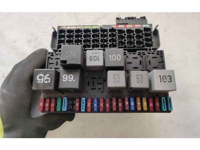 Блок предохранителей  357937039   Volkswagen Transporter - Caravelle T4    