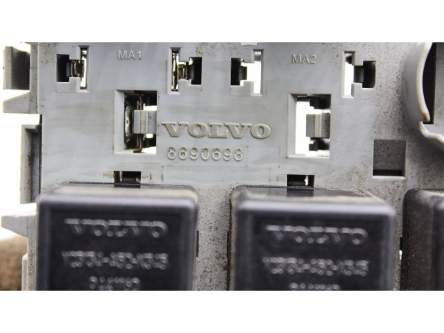 Блок предохранителей  8690698   Volvo V70    