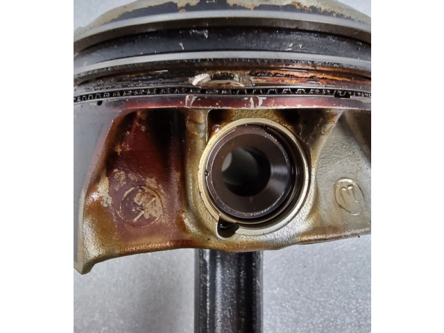 Píst 823M276   Mercedes-Benz C AMG W205     