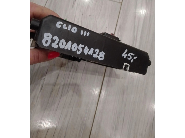 Блок комфорта 8201054128 Renault Clio III