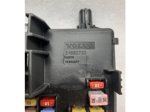 Блок предохранителей 31682732   Volvo XC90    