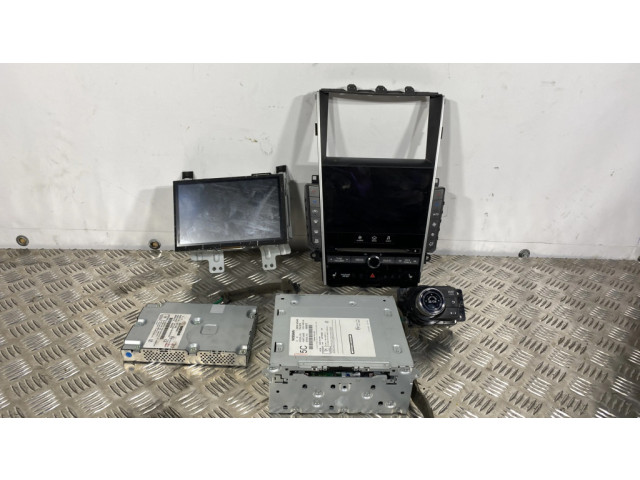 Радио/ проигрыватель CD/DVD / навигация