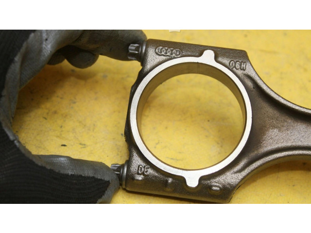  Поршень с шатуном    Skoda Octavia Mk2 (1Z)  