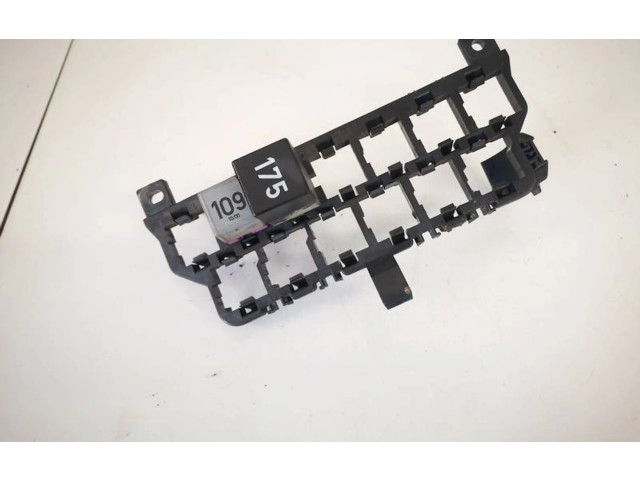 Блок предохранителей 8d0937503e, 8D0937503E Volkswagen Golf IV