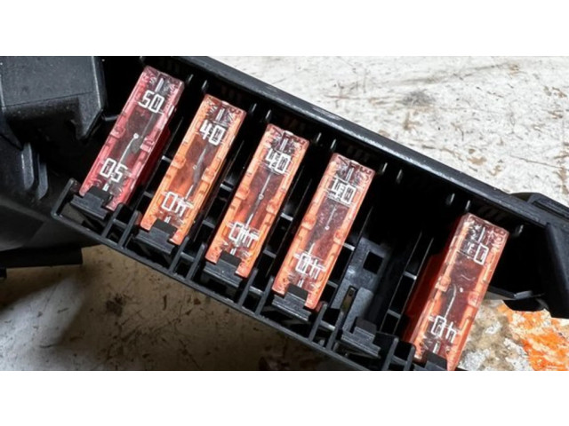 Узел подключения плюсовых проводов