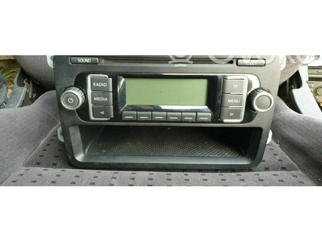 Радио/ проигрыватель CD/DVD / навигация